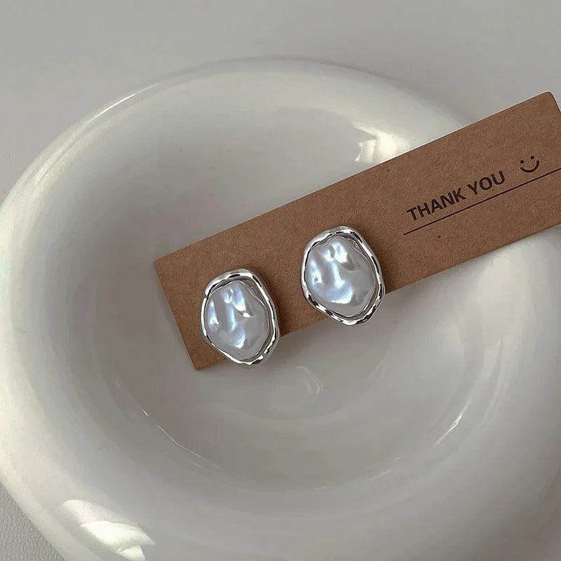 Elegant pearl earrings by Carmen